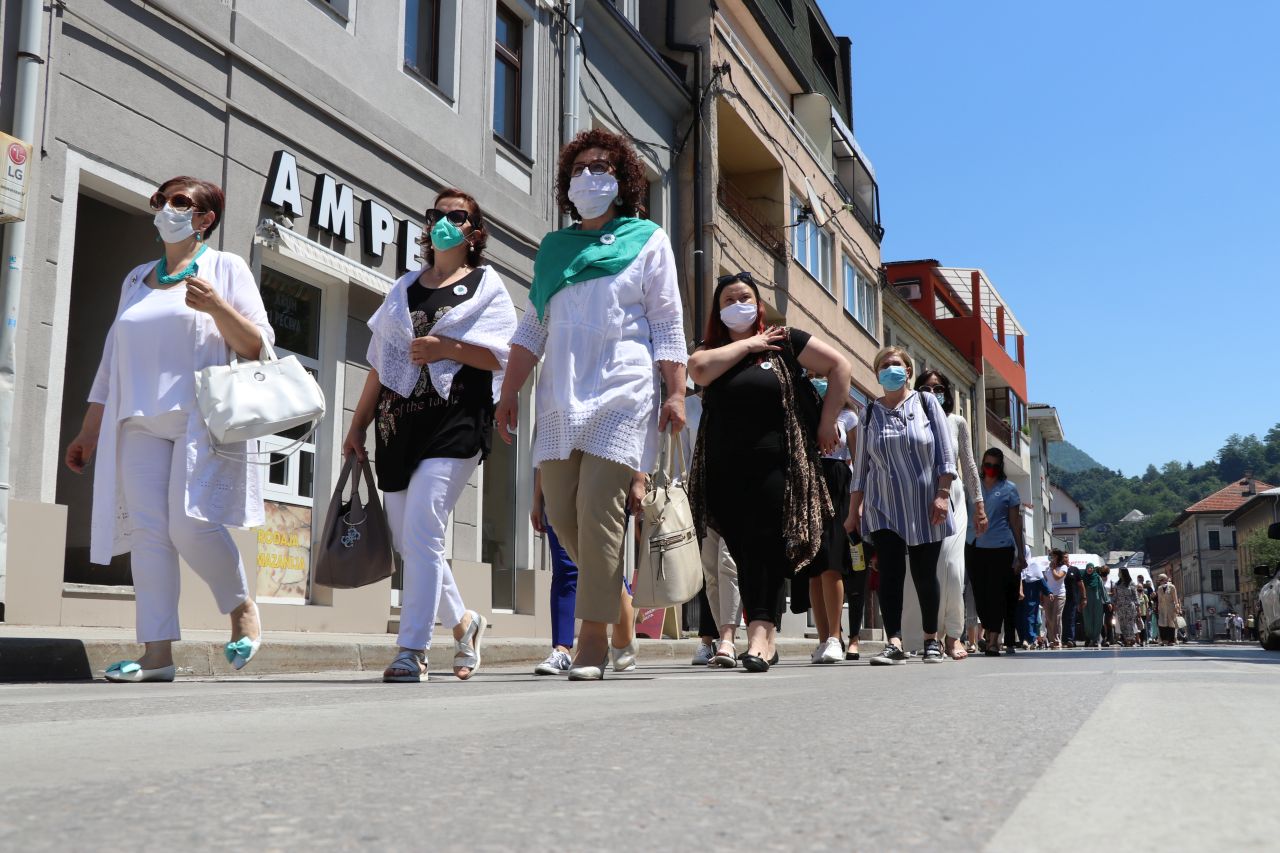 Žene SDA i Asocijacija mladih SDA održali mirnu šetnju u spomen na žrtve genocida u Srebrenici
