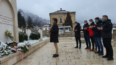 IO Asocijacije mladih SDA položio cvijeće na Šehidsko mezarje