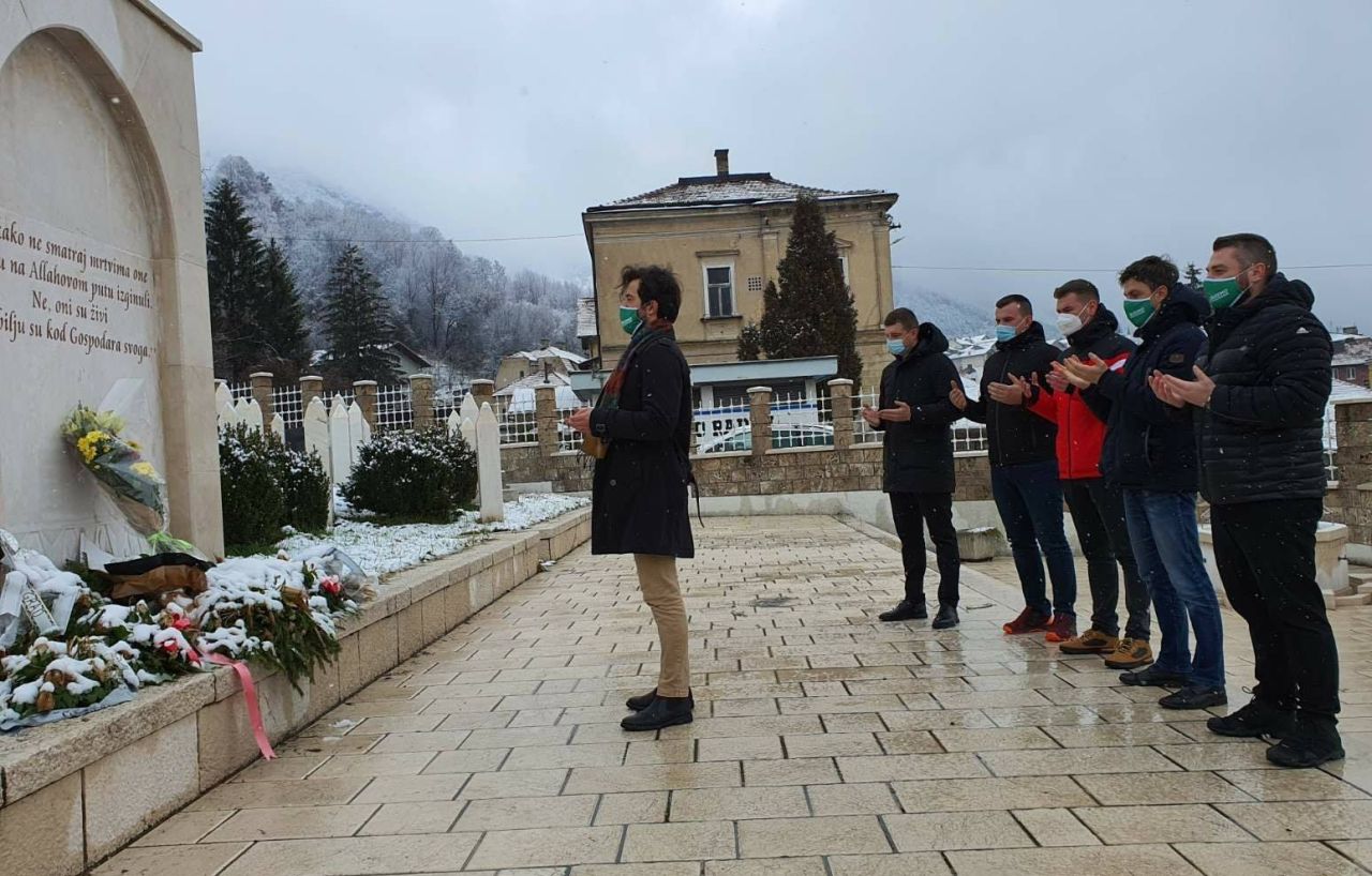 IO Asocijacije mladih SDA položio cvijeće na Šehidsko mezarje