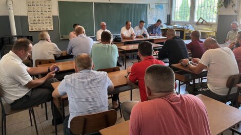 Kontinuitet radnih sastanaka na području Opcine Travnik zadržan je danas organiziranim posjetama u MO Radončići i MO Maline. Zadovoljstvo je na strani predstavnika OO SDA, s obzirom na to, da mjestani ovih MO iskazuju veliko interesovanje za prezentirane informacije, ali i želju da svojim angažmanom doprinesu boljim uvjetima života u ovom dijelu općine. Ukupni je dojam, da se zajedno, mogu praviti značajni infrastrukturni ali i svaki drugi projeti, ta da se tek takvim odnosom prema lokalnoj zajednici očekuje stabilnost u svakom smislu kakvu ta zajednica, zapravo i zaslužuje.