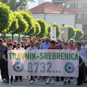 Mirnom šetnjom obilježen Dan sjećanja na genocid nad Bošnjacima Srebrenice
