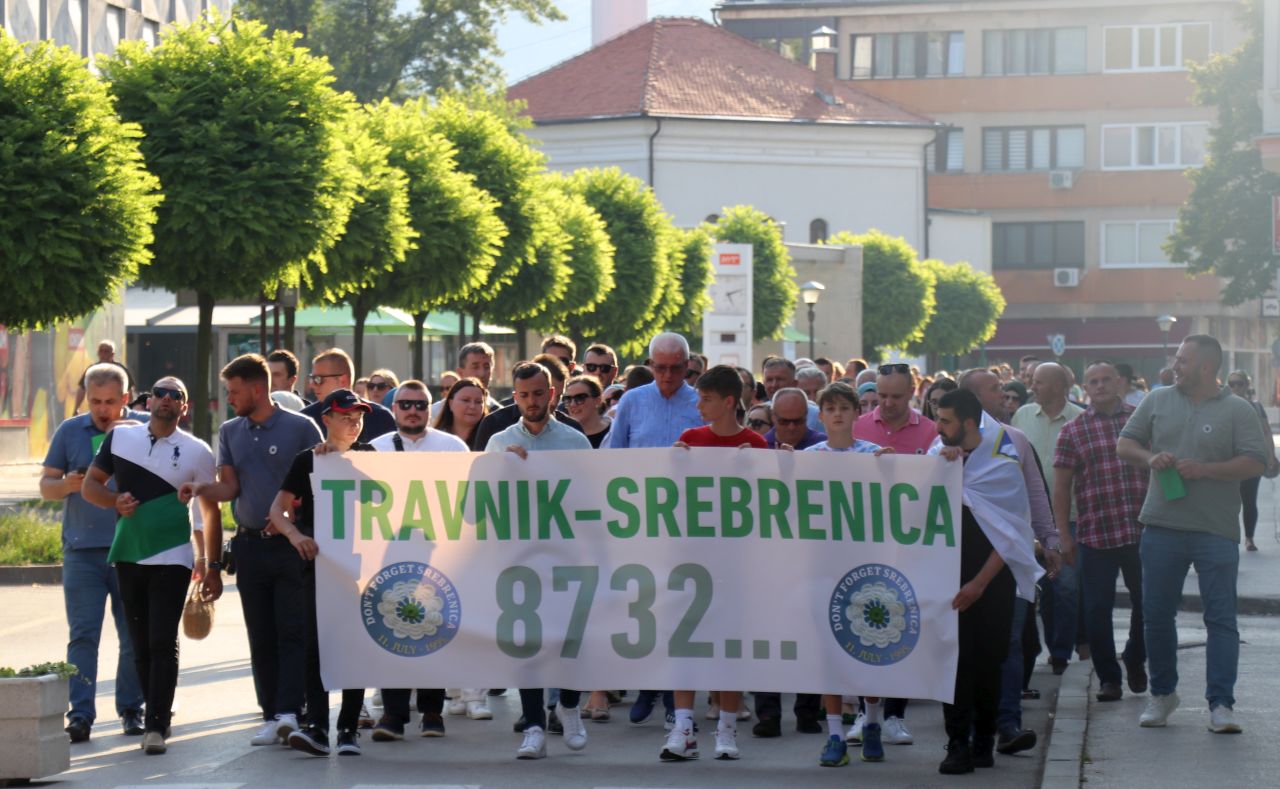 Mirnom šetnjom obilježen Dan sjećanja na genocid nad Bošnjacima Srebrenice
