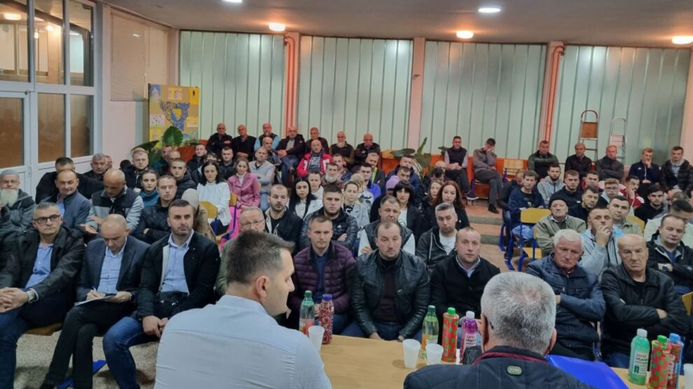 Han Bila večeras bila domaćin sastanka tri mjesna odbora