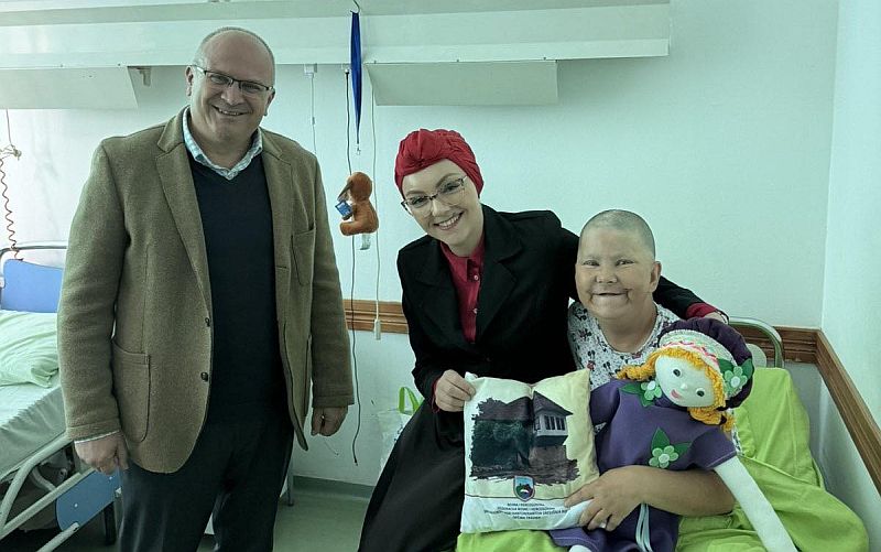 Lijep gest: Našu Džejlanu u bolnici posjetio načelnik sa delegacijom